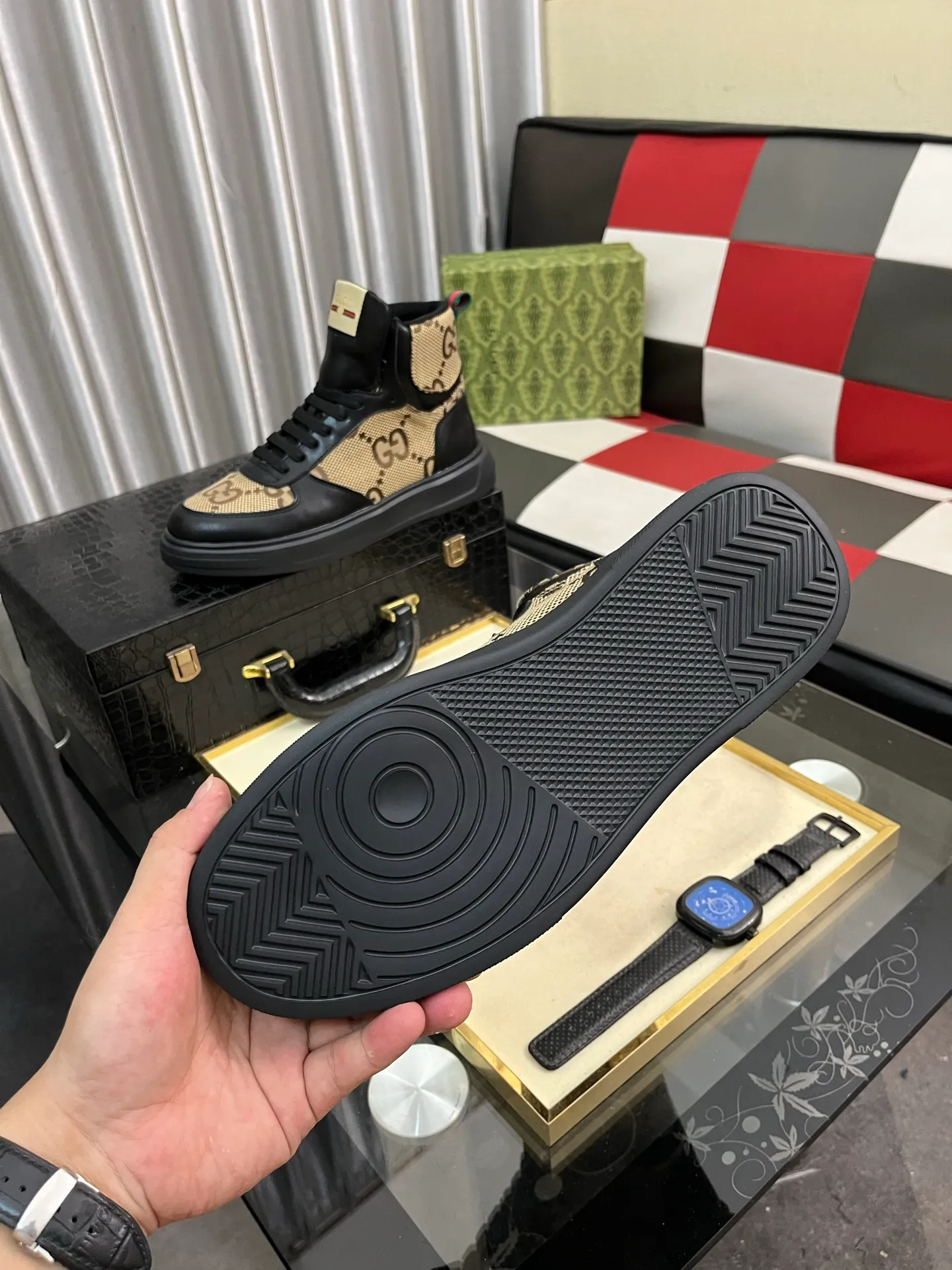Men's shoes 💰440⌚️⌚️ Gucci •Gucci original quality. ~ Unique modern style sneakers. 🏃A must-have casual shoe for trendy men😍😍 Original brand imported from Italy, imported original leather, sheep lining (refuses to discolor and grind feet) Sole: Original sole provided by the original factory, French lazy style design ⚠️Fit to the feet, original quality attached, super comfortable original sole, size: 38-443️⃣Colors available
